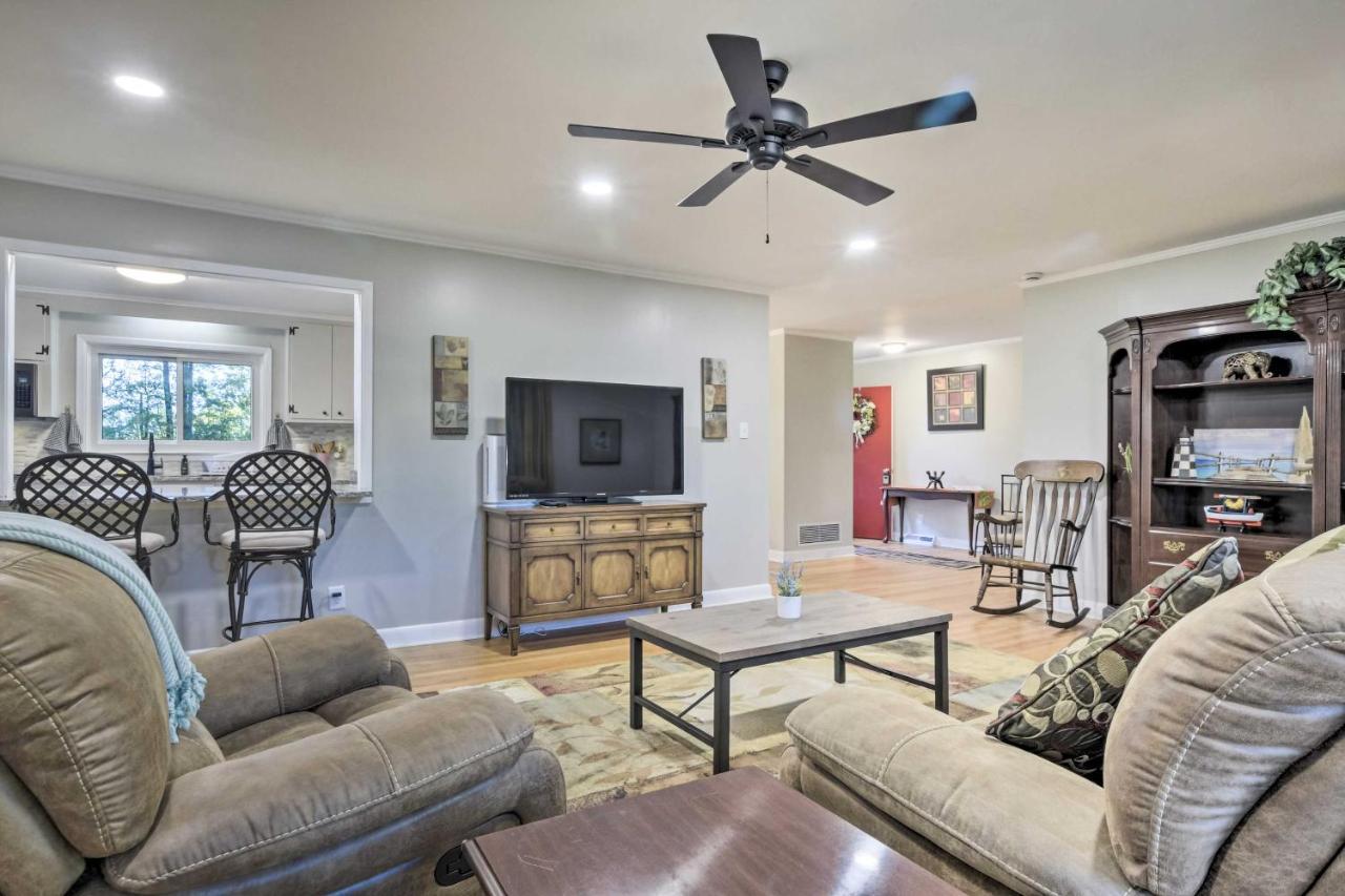 Durham Home Floor-To-Ceiling Windows With View Exterior foto