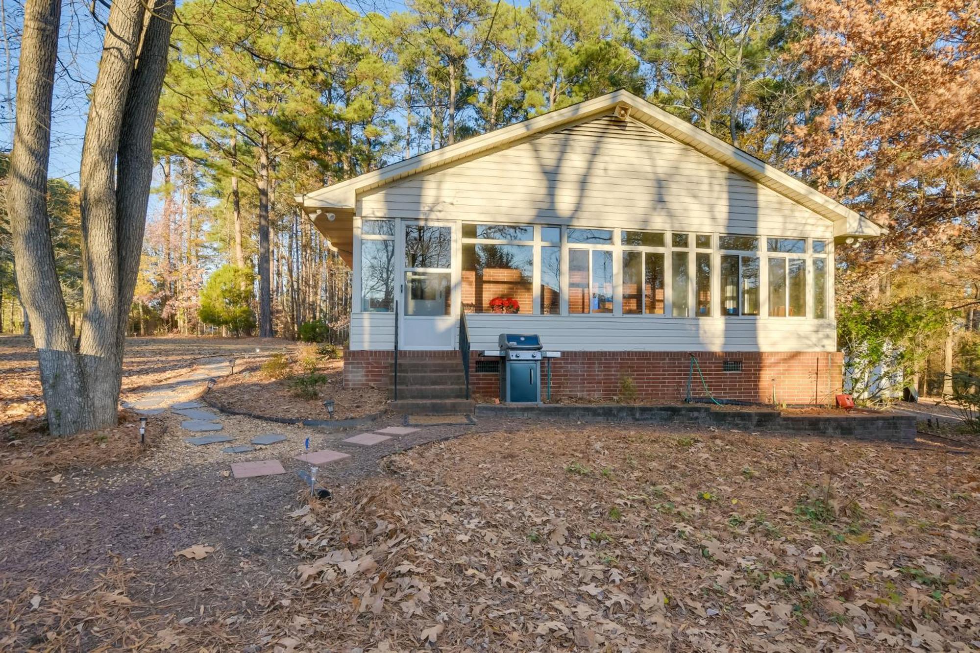 Durham Home Floor-To-Ceiling Windows With View Exterior foto